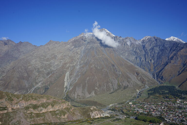 Berg und blauer Himmel
