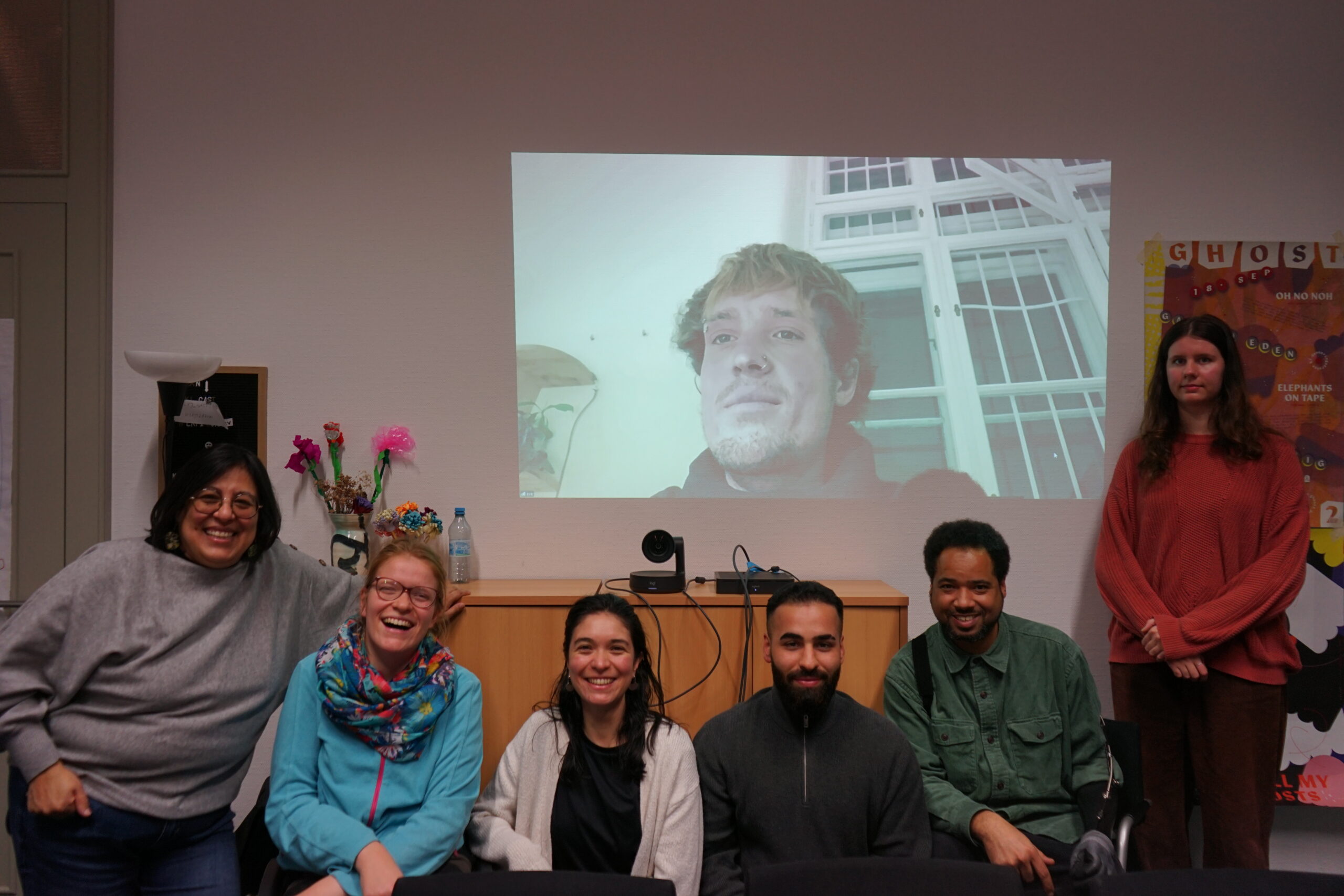 Auf dem Gruppenfoto sind die Beiratsmitglieder – von rechts nach links – zu sehen: Emilia Dreyßig, Fabian Ng’uni, Youssef Omeirat, Natalia Peña Ascarrunz, Lisa Zocher sowie digital zugeschaltet Eve Bracher, Ganz links steht Carina Flores.