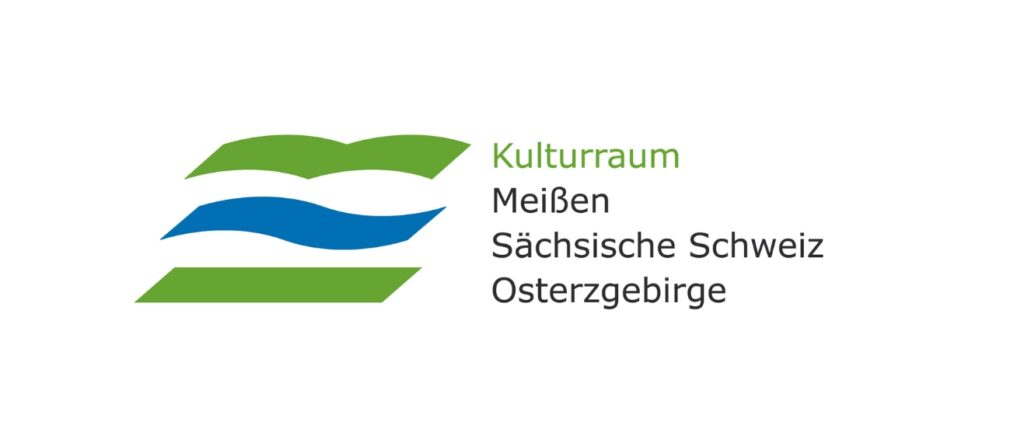 Schriftzug des Kulturraums Meißen, Sächsische Schweiz Ostererzgebirge mit zwei grünen uns einer blauen Welle.